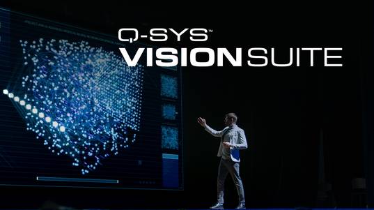 州についてプレゼンテーションを行う男性、テキストは次のとおりです： Q-SYS VisionSuite
