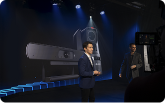 ステージ上でプレゼンテーションを行う 2 人の個人のビデオ サムネイル