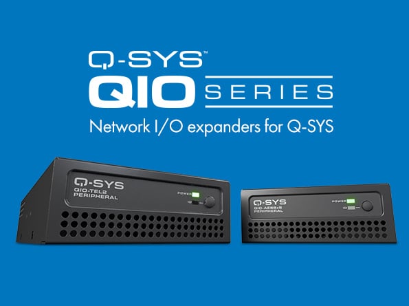 Q-SYS QIO-AES8x8 の横にある Q-SYS QIO-TEL2 と次のテキストが描かれたグラフィック： Q-SYS QIO シリーズ ネットワーク I/O エキスパンダー for Q-SYS