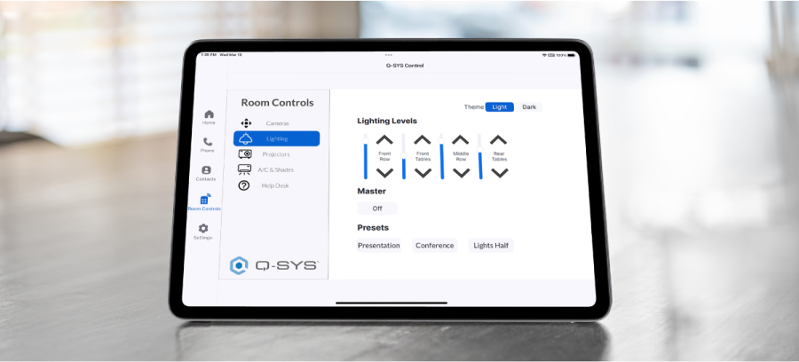 カウンター上のタブレットで、 Zoom Rooms アプリの Q-SYS コントロールを紹介