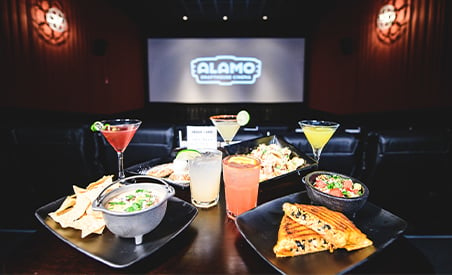 DTLAのAlamo Drafthouseのシネマシートでレストラン品質の食事を提供