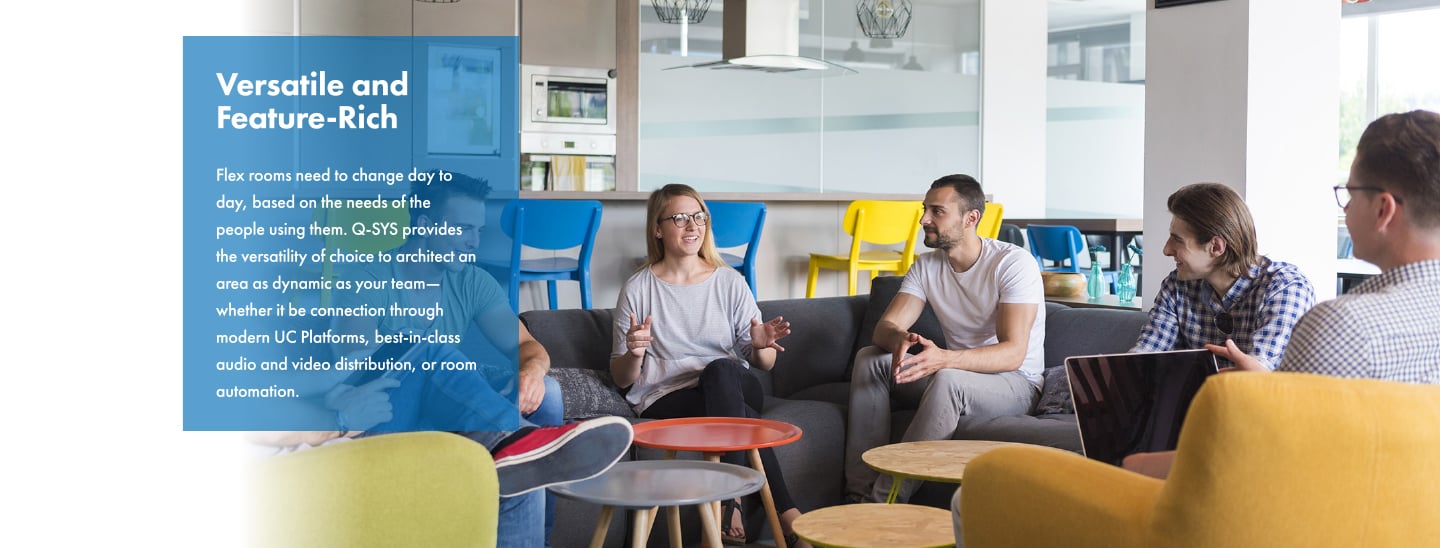 フレキシブルスペースで話している個人のグループ