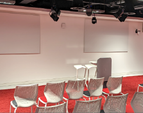 空の椅子が置かれたテックトークルームのビデオサムネイル