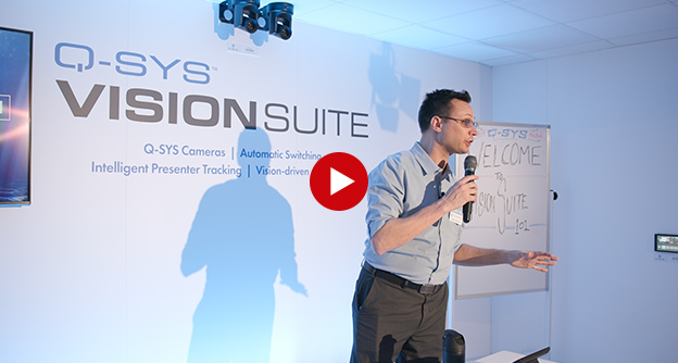 Q-SYS VisionSuite ルームでプレゼンテーションを行う男性のビデオ サムネイル