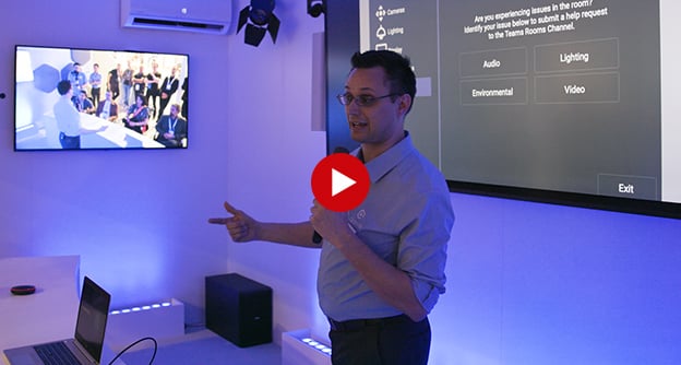 Q-SYSイマーシブコラボレーションルームでプレゼンテーションをしている男性のビデオサムネイル