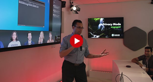 Q-SYSフルブースツアーのプレゼンテーションをしている男性のビデオサムネイル