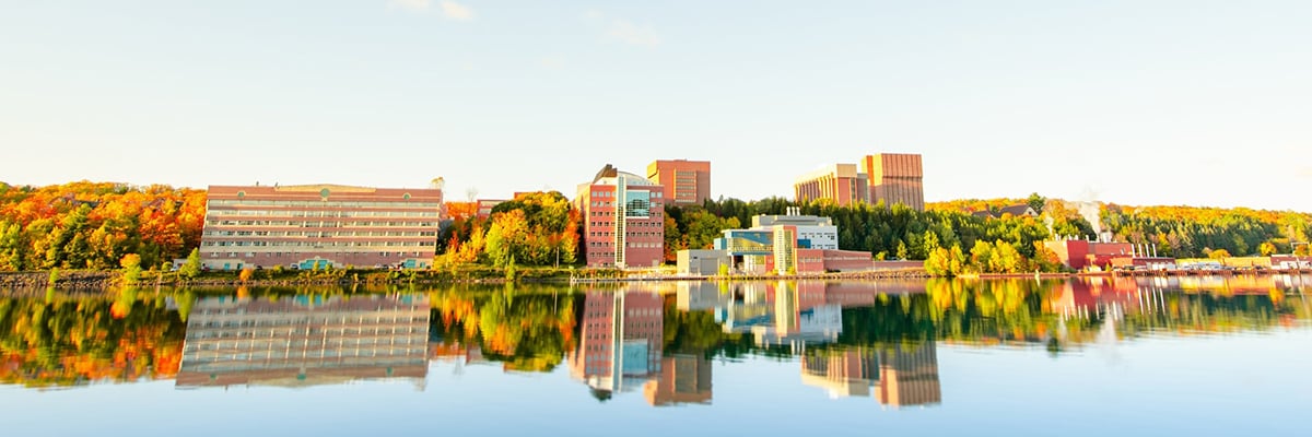 湖の上で撮影されたミシガン工科大学の景色と、静かな水の反射する建物