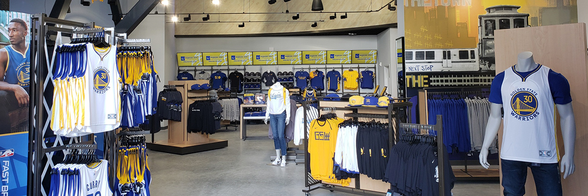 サンフランシスコのミッションベイ地区にあるバスケットボールチームのグッズでいっぱいのWarriors Shopの内部の様子